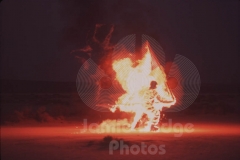 © Jamie Budge, All Rights Reserved.
GHOST RIDER DUPLICATES CHUCK WARD'S MOVES, BUT UPSIDE DOWN AND BACKWARDS,  AS HE WINDSKATES IN FLAMES.
NO RIGHTS Implied by posession of this CD.  Contact:
jamiebudge@windskate.com    (310) 453-4808