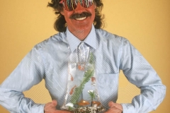© Jamie Budge, all rights reserved.
GARY FISHER HOLDS FISH TIE WITH LIVE GOLD FISH.
No Rights Implied by possession of this image.     Contact:
Jamie Budge (310) 453-4808  jamiebudge@windskate.com